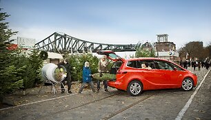 Į &bdquo;Opel&ldquo; automobilius telpa ir Kalėdinė eglutė
