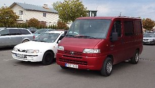 „Peugeot Boxer“ miktoautobusas, sustojęs prie geltonos linijos