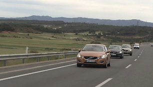 Nevairuojamų „Volvo“ automobilių kolona