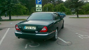 „Jaguar“ dviejose neįgaliųjų vietose