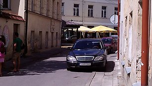 „Mercedes-Benz S500“ ant šaligatvio