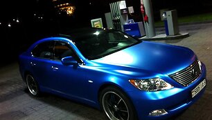 &bdquo;Lexus LS&ldquo;, apklijuotas mėlyna matine plėvele