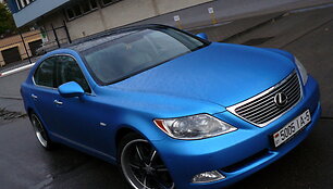 &bdquo;Lexus LS&ldquo;, apklijuotas mėlyna matine plėvele