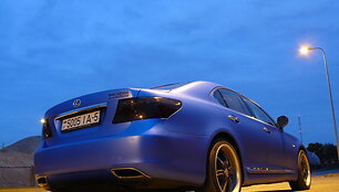 &bdquo;Lexus LS&ldquo;, apklijuotas mėlyna matine plėvele