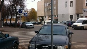 „Audi A4“ pastatytas ant pėsčiųjų perėjos