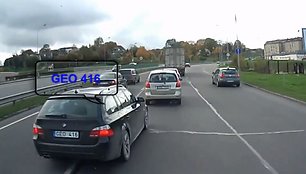 Pavojingai važiuojantis automobilis