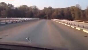 Rusi&scaron;kas tiltas, vedantis į niekur