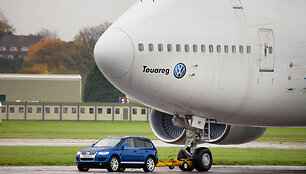&bdquo;Volkswagen Touareg&ldquo; tempa lėktuvą