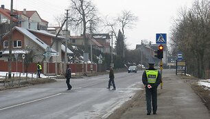 Policijos pareigūnai prie pėsčiųjų perėjos