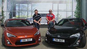 Mindaugas Grinius ir Dainius Leonavičius pasirengę atgaivinti įspūdžius su naująja „Toyota GT 86“