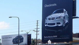 &bdquo;Audi&ldquo; ir BMW reklaminiai stendai
