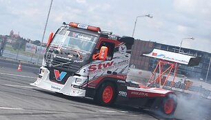 500 AG ir 2000 Nm turinčio sunkvežimio pasirodymas &bdquo;Drift Allstars&ldquo;