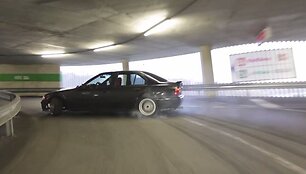 BMW 325 slysta &scaron;onu prekybos centro &bdquo;Ozas&ldquo; stovėjimo aik&scaron;telėje