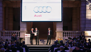 „Audi“ atstovams įteikiamas „Best Employer in 2014“ apdovanojimas