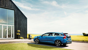 „Volvo V60 Plug-in Hybrid“ su „R Design“ apdaila