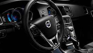 „Volvo V60 Plug-in Hybrid“ su „R Design“ apdaila