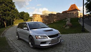 Berlyne parduodamas „Mitsubishi Lancer Evo“ universalas