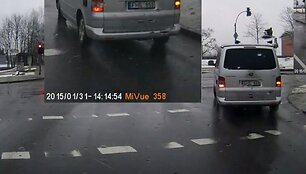 &bdquo;VW Transporter&ldquo; važiuoja per raudoną