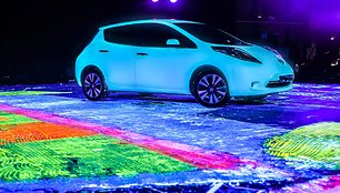 „Nissan LEAF“ automobiliu piešiamas didžiulis LEAF atvaizdas ant drobės