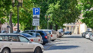 Parkingas Kauno Rotu&scaron;ės aik&scaron;tėje