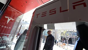 Žmonės laukia eilėje, kad galėtų sumokėti užstatą už &bdquo;Tesla Model 3&ldquo;