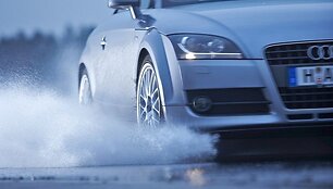 Automobilis važiuoja per balą