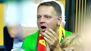 Susigėdęs E.Masiulis tikino deklaruosiantis verslininkų dovaną. 
