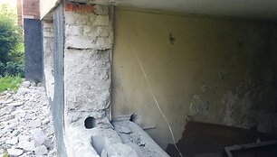 Darbininkai i&scaron;griovė sienas namo rūsyje