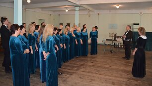 &bdquo;Harmoniją&ldquo; prie&scaron; koncertą laimina kunigas Justinas Aleknavičius