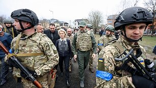 Europos Komisijos pirmininkė Ursula von der Leyen, ES užsienio reikalų įgaliotinis Josepas Borrellis ir Slovakijos ministras pirmininkas Eduardas Hegeris lankėsi Bučoje, kur žuvo &scaron;imtai civilių gyventojų
