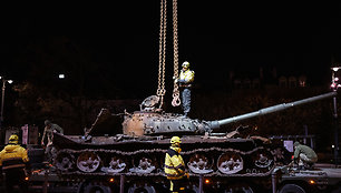 Vilniuje eksponuojamas į Lietuvą atvežtas Ukrainos kariuomenės sunaikintas rusų tankas T-72B