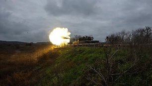 Prie Bachmuto žuvęs tanko ekipažas: Andrijus Melnykas (vairuotojas-mechanikas), Vitalijus Kobecas (ekipažo vadas) ir Serhijus Leontjevas (kulkosvaidininkas)