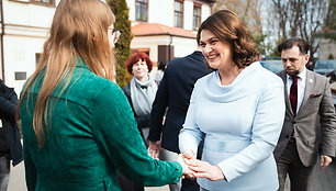 Prezidentas Gitanas Nausėda su pirmąja ponia Diana Nausėdiene aplankė palaimintojo kunigo Mykolo Sopočkos hospisą Vilniuje