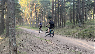 Iki Juodkrantės likus apie 2-3 km dviratininkams tenka važiuoti siauru ir prastu dviračių taku.