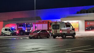 Antradienį Palangoje prie &bdquo;Lidl&ldquo; parduotuvės sulėkė ugniagesiai, medikai policija: prane&scaron;ta apie gaisrą