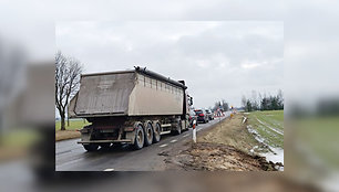 „Rinkos aikštę“ pasiekė vietos gyventojų informacija, kad ne visi vairuotojai kantriai laukia prie šviesoforų remontuojamoje kelio Jonava–Kėdainiai–Šeduva atkarpoje tarp Pelėdnagių ir Nociūnų.