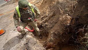 Sprogmenų radimo vietoje Vilniaus Liepkalnio gatvėje dirba kariuomenės i&scaron;minuotojai