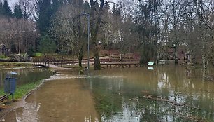 Mosėdyje užtvindyta Vaclovo Into akmenų muziejaus teritorija