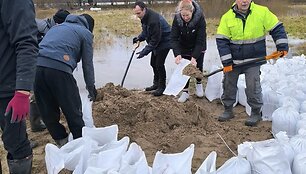 Kartenoje savanoriai bando suvaldyti pavojingai i&scaron;tvinusią ir pakilusią Miniją