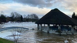 Patvinusi Akmenos upė Kretingos rajone grasina poilsio kompleksui &bdquo;Vienkiemis&ldquo;