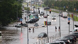 Po liūties apsemtos gatvės Mažeikiuose