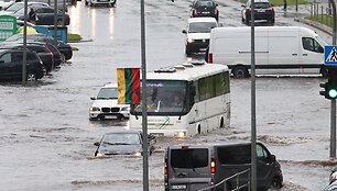 Po liūties apsemtos gatvės Mažeikiuose