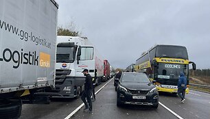 Uždaryta siena su Baltarusija: eilės prie Medininkų pasienio punkto