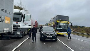 Uždaryta siena su Baltarusija: eilės prie Medininkų pasienio punkto