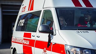 Panevėžyje tvyro tylus liūdesys &ndash; jau antrą dieną greitosios medicinos pagalbos automobiliai po miestą važinėja su juodomis gedulo juostelėmis, taip pagerbdami per anksti Anapilin i&scaron;keliavusį kolegą, nužudytą paramediką Mantą Sadauską