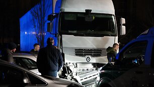 Avarija Panevėžyje: vilkikas apgadino dvi de&scaron;imtis automobilių