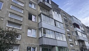 Kaune žaibas trenkė į daugiabutį namą