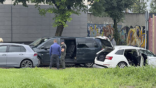 &bdquo;Aro&ldquo; pareigūnai prie Kauno geležinkelių stoties atlieka kratą automobilyje