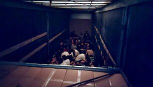 I&scaron; Lietuvos į Lenkiją atvykusiame sunkvežimyje slėpėsi 54 neteisėti migrantai