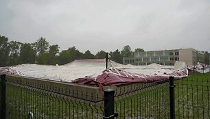 Panevėžyje audra apgadino futbolo maniežo kupolą &ndash; evakuoti žmonės